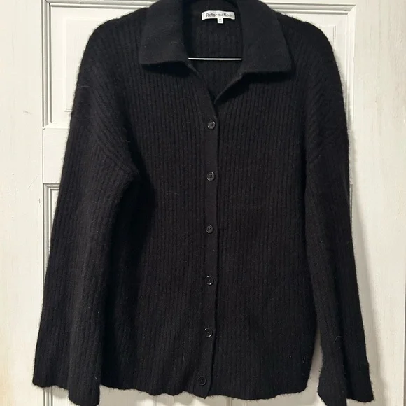 Reformation Fantino Cashmere Collared Cardigan in black - Picture 6 of 9